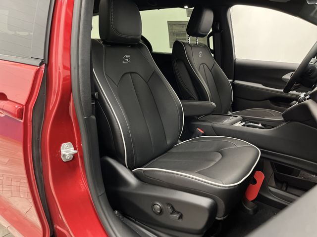 2026 Chrysler Pacifica Limited photo 28