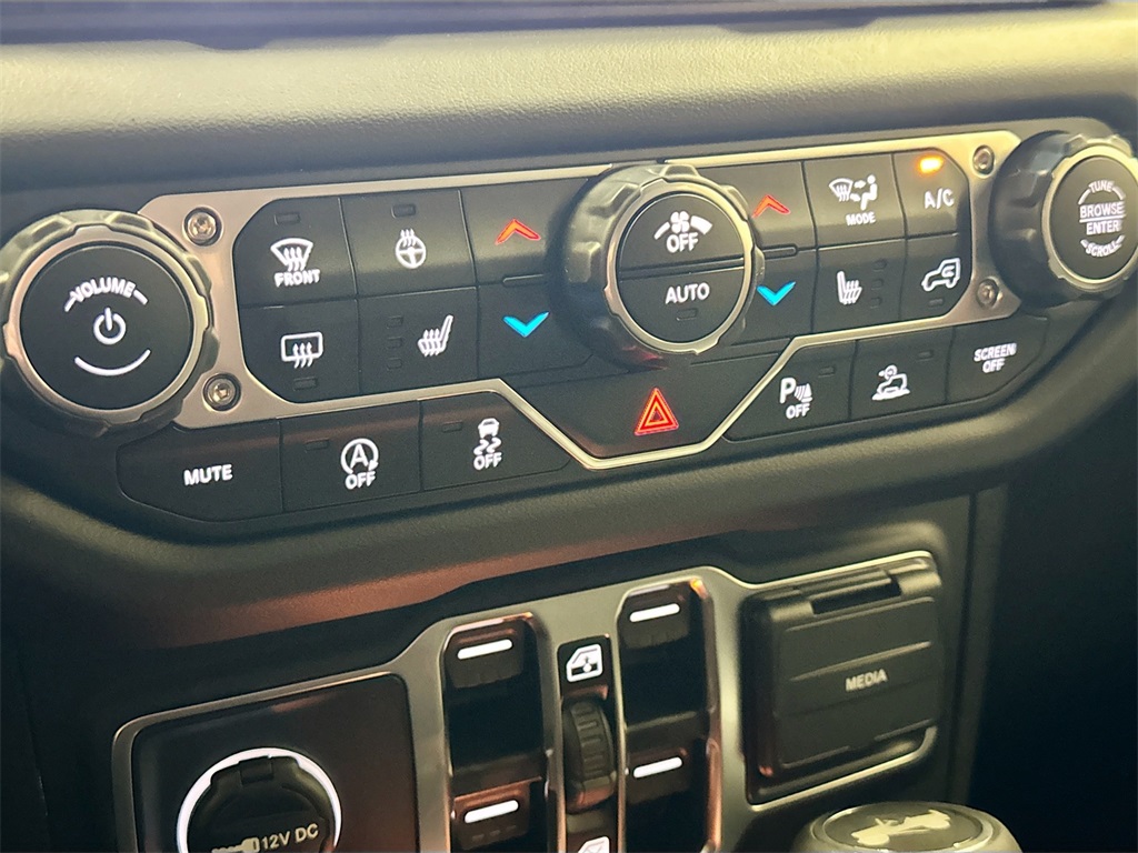 2025 Jeep Wrangler Sahara photo 30