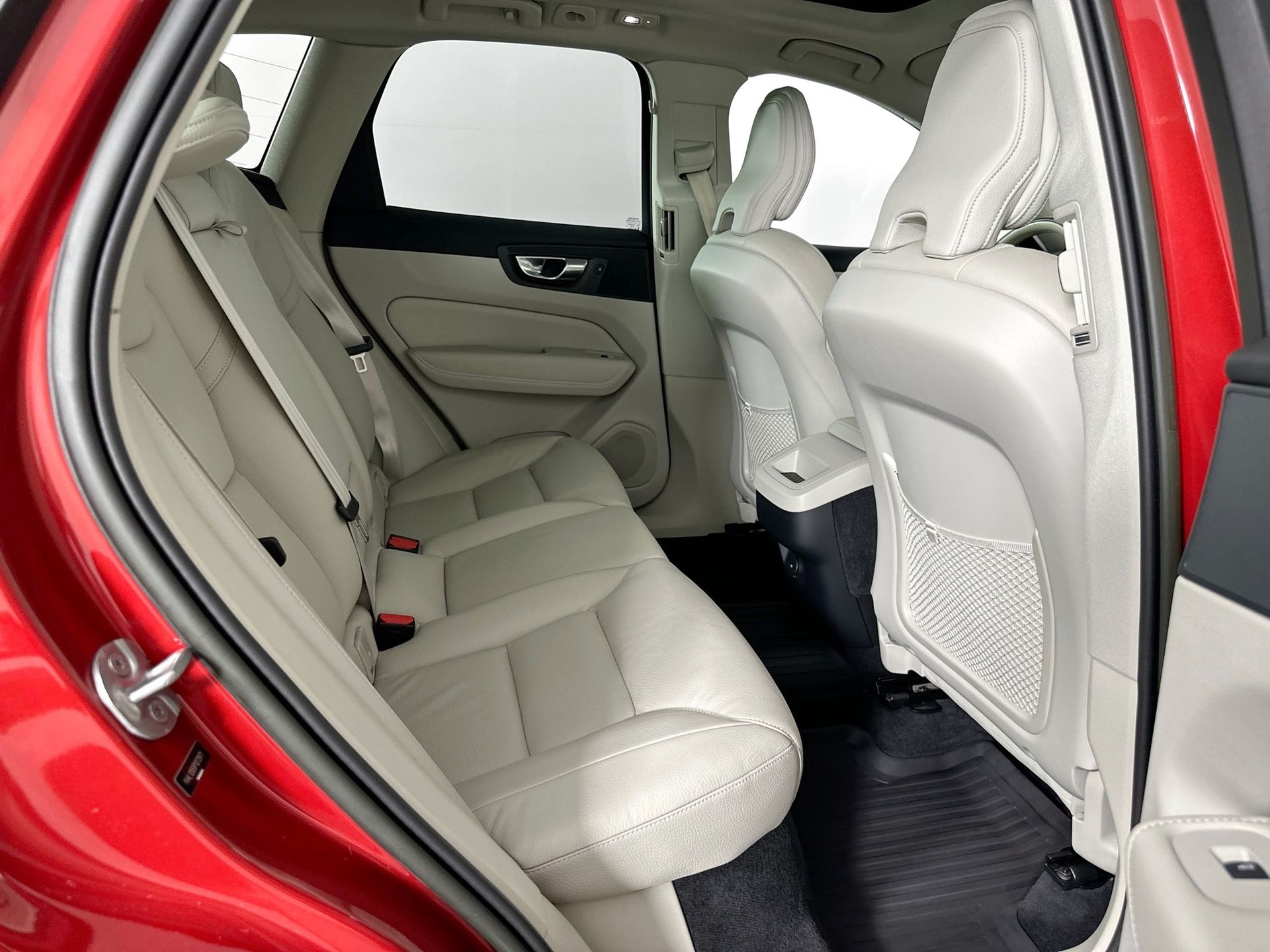 2023 Volvo XC60 B5 Plus photo 23