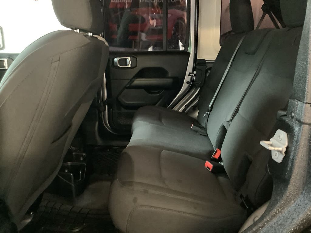 2020 Jeep Wrangler Unlimited Sahara photo 27