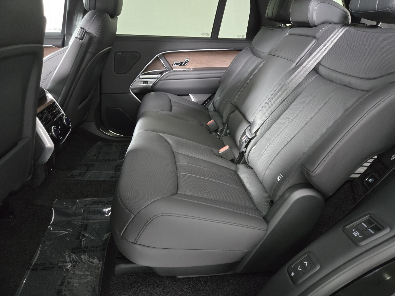 2025 Land Rover Range Rover SE photo 4