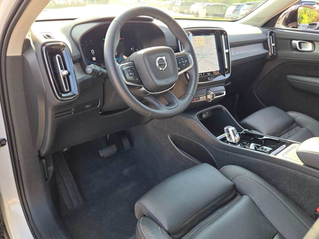2024 Volvo XC40 Plus photo 21