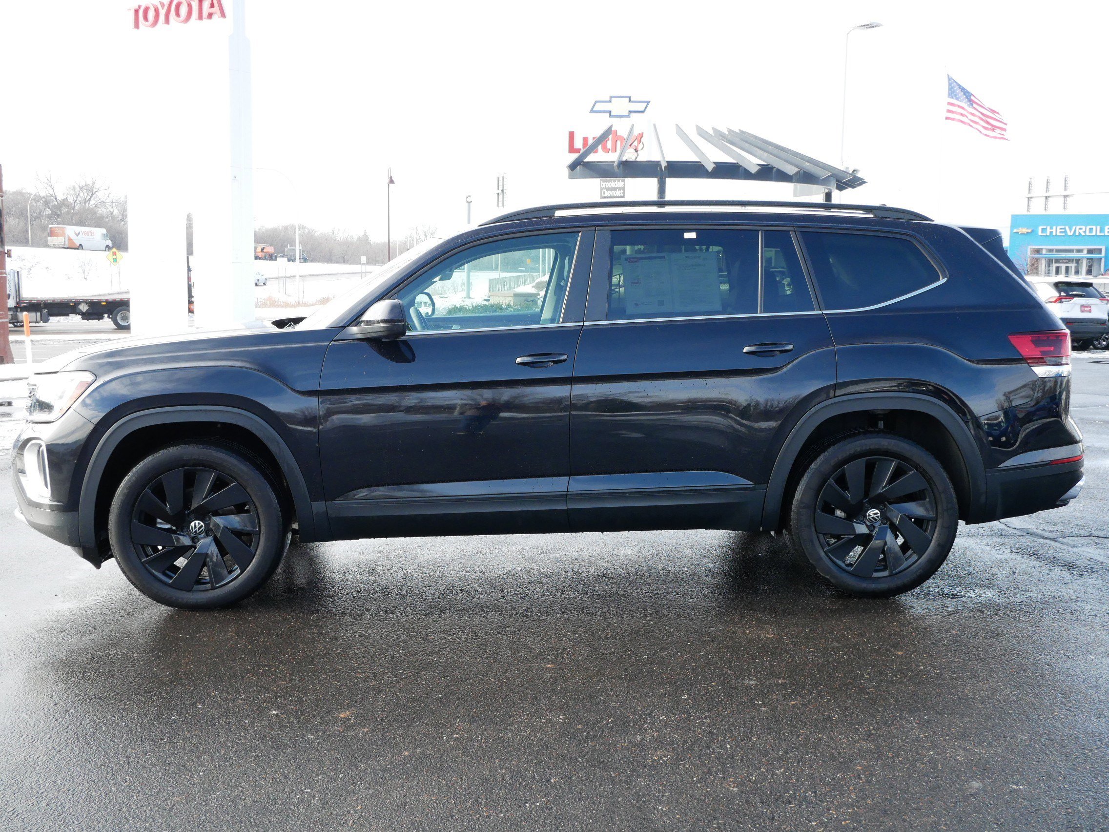 Used 2024 Volkswagen Atlas SE w/Tech with VIN 1V2KR2CA5RC547208 for sale in Brooklyn Center, Minnesota