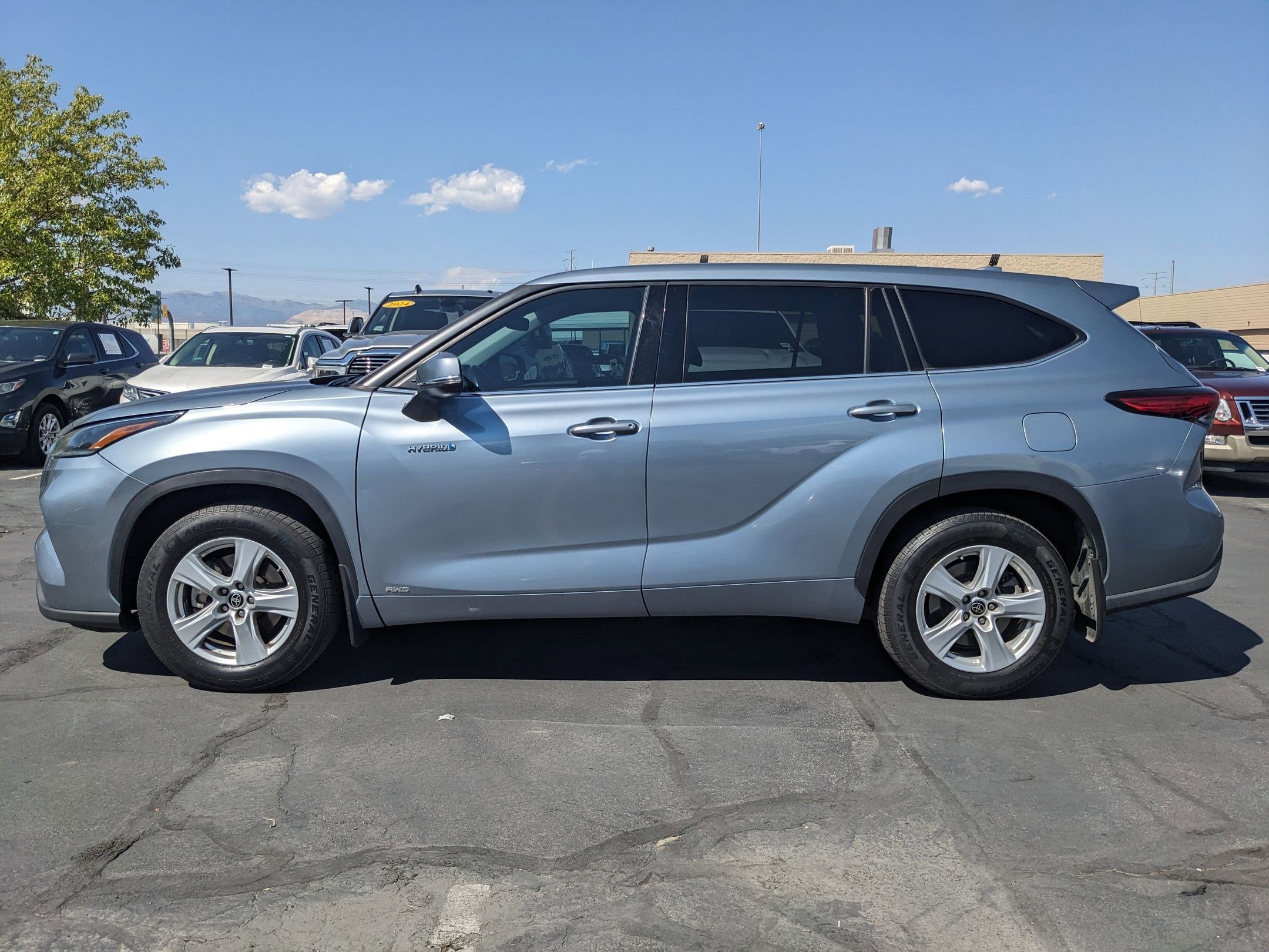 2021 Toyota Highlander Hybrid LE photo 6