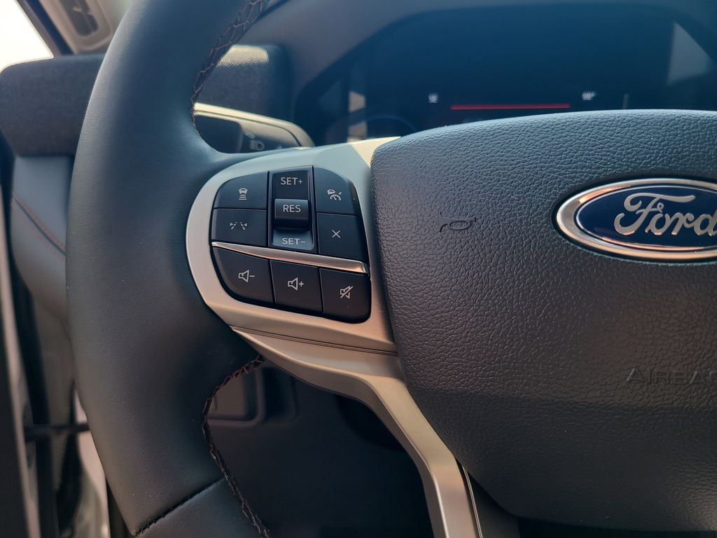 2025 Ford Explorer photo 13