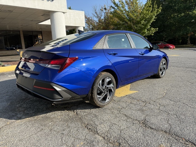 2025 Hyundai Elantra SEL Sport photo 3