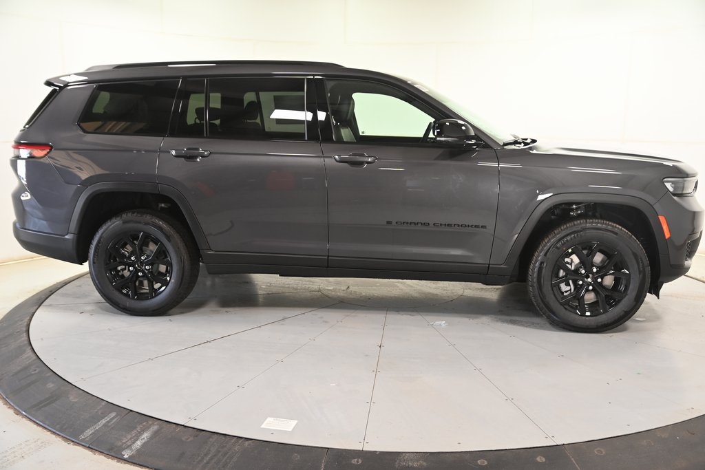 2025 Jeep Grand Cherokee Laredo Altitude photo 2