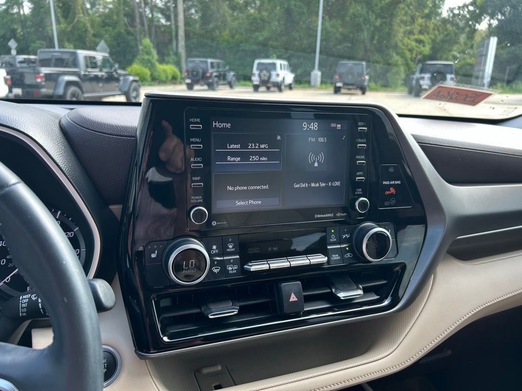 2021 Toyota Highlander XLE photo 11