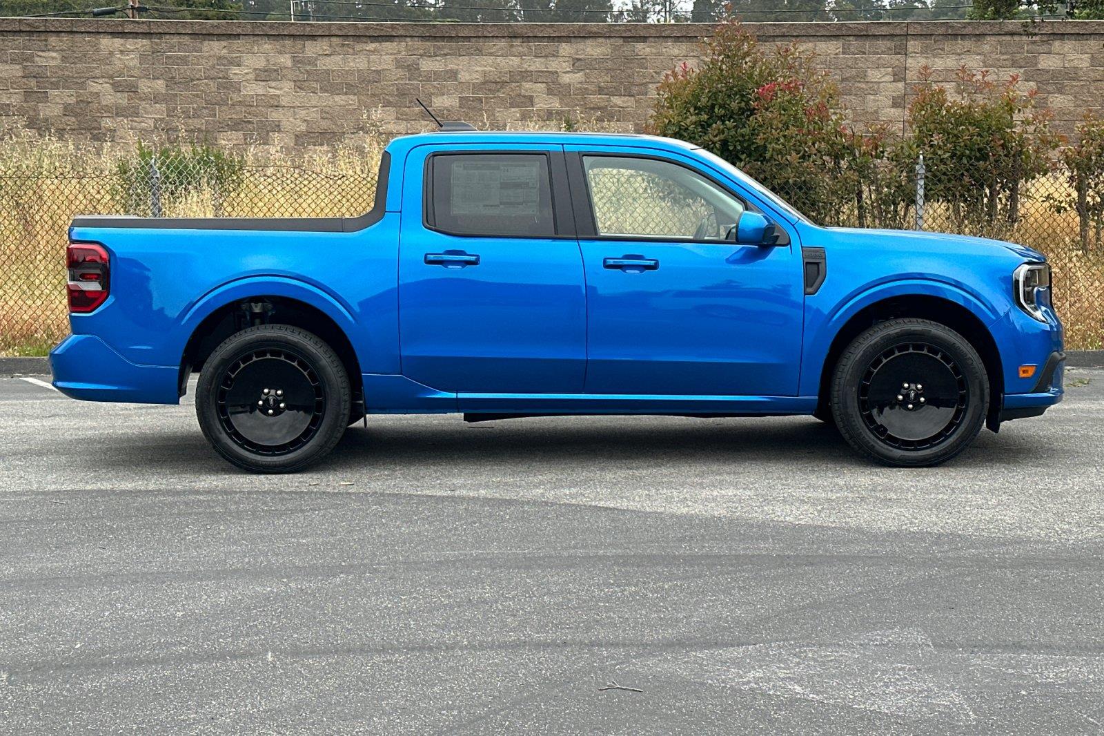 2025 Ford Maverick photo 2