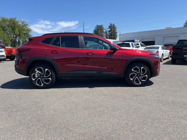 2025 Chevrolet Trax photo 2