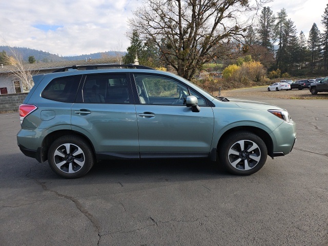 2018 Subaru Forester 2.5i Premium photo 2