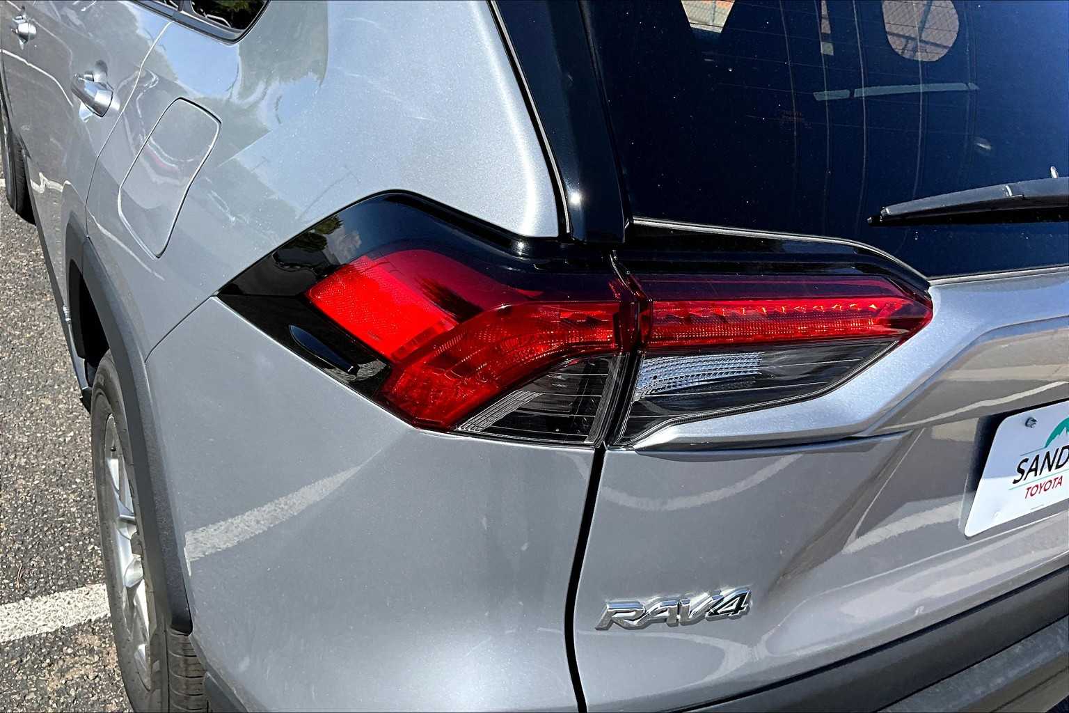 2024 Toyota RAV4 Hybrid XLE photo 24