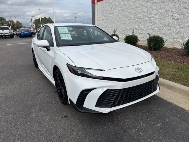 2025 Toyota Camry SE's photo