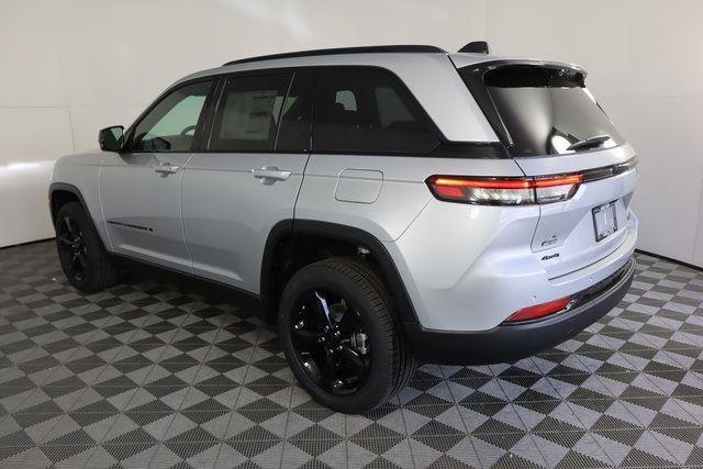 2025 Jeep Grand Cherokee Limited photo 3