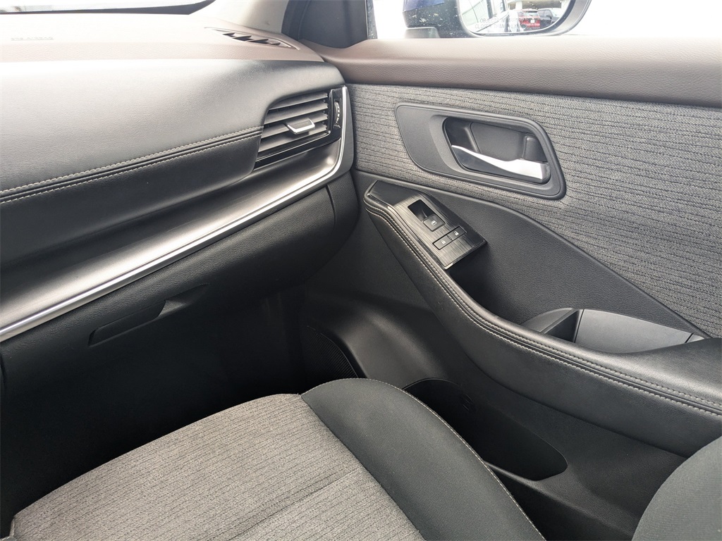 2022 Nissan Rogue SV photo 17