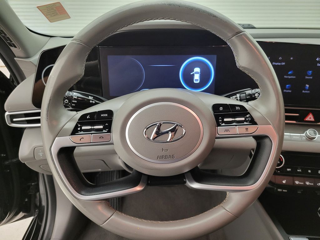 2023 Hyundai Elantra SEL photo 3