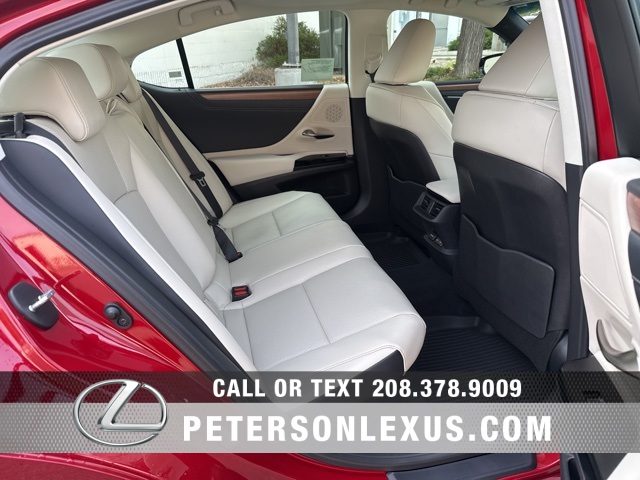 2025 Lexus ES 300h photo 17