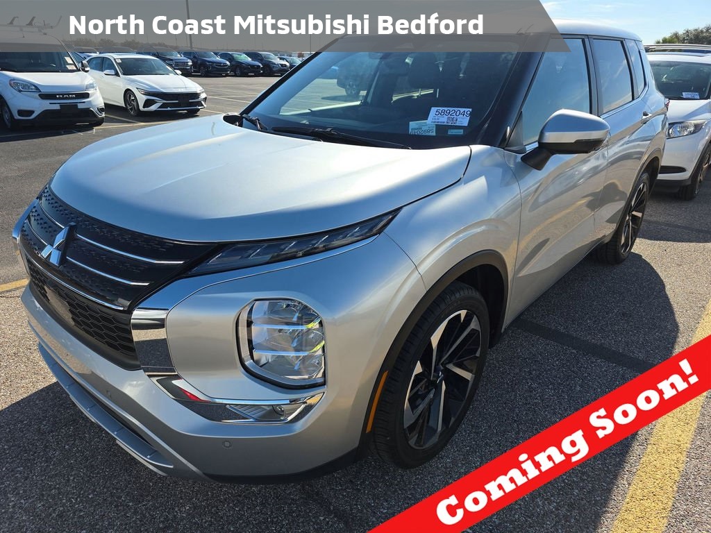 2024 Mitsubishi Outlander SE's photo