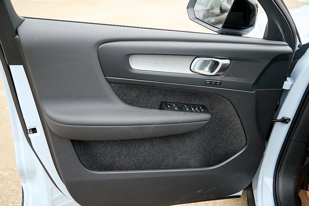 2026 VOLVO XC40 - Image 9