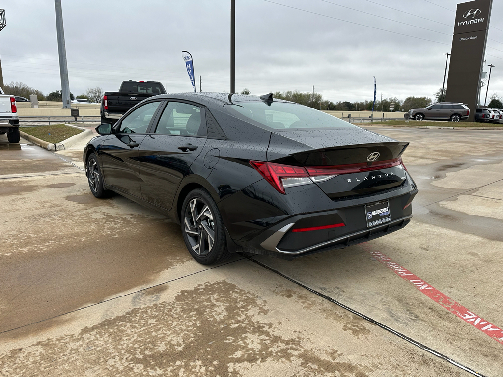 2025 Hyundai Elantra SEL Sport photo 4