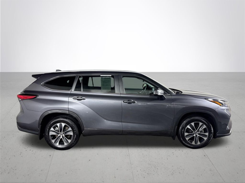 2023 Toyota Highlander L photo 4