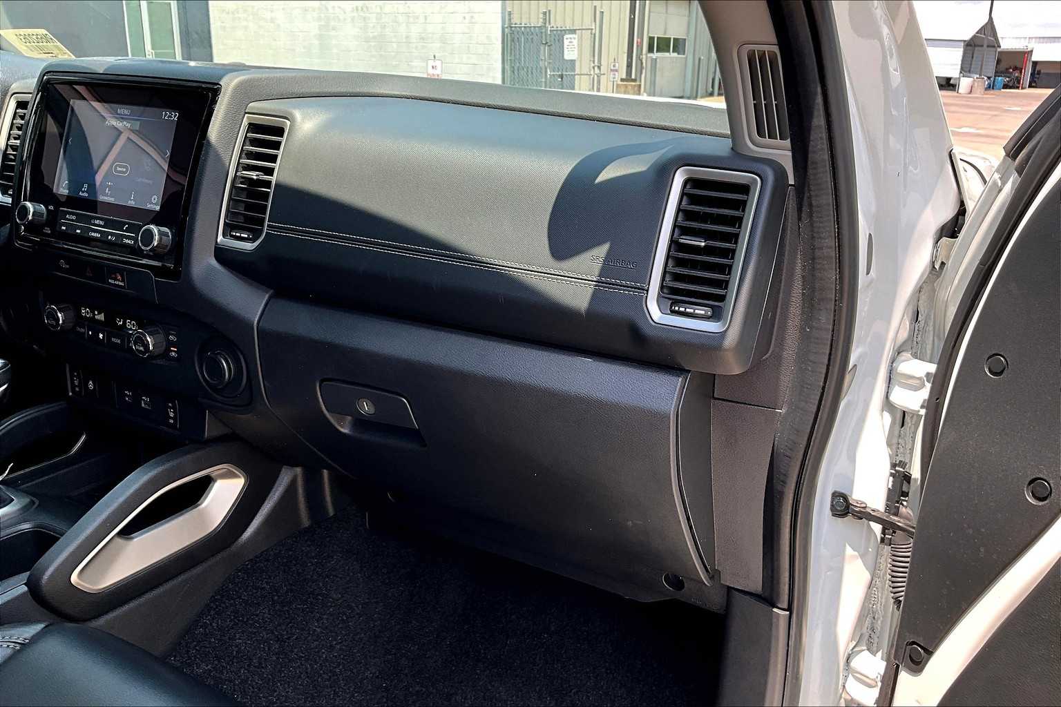 2024 Nissan Frontier SL photo 17