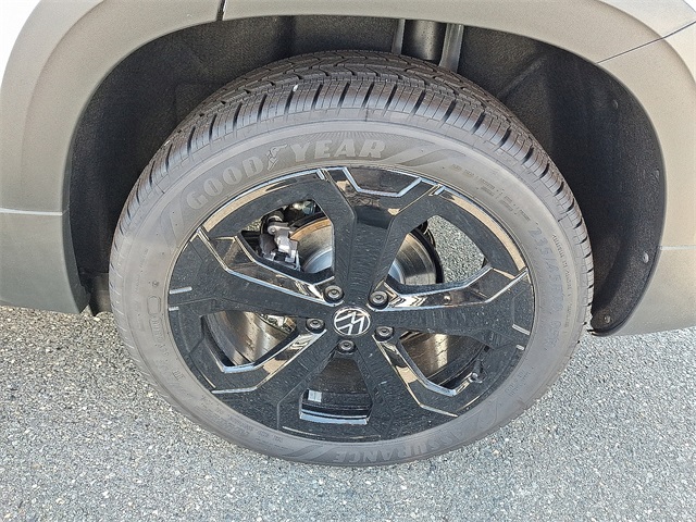 2025 Volkswagen Taos SE photo 4