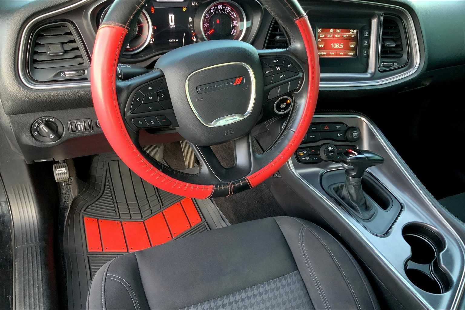2017 Dodge Challenger R/T photo 5