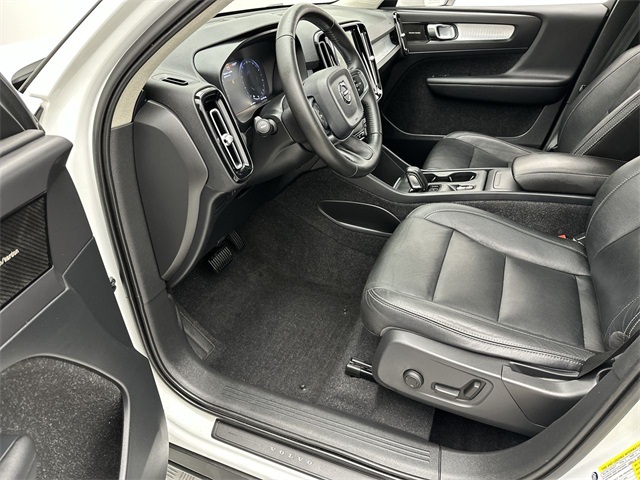2019 Volvo XC40 Momentum photo 2