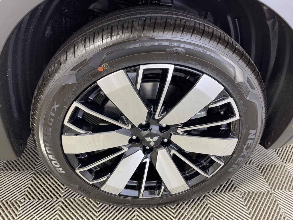 2025 Mitsubishi Outlander SE photo 38