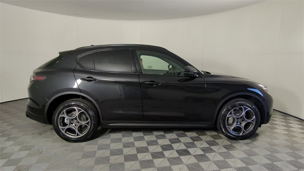 2025 Alfa Romeo Stelvio Sprint Base photo 3