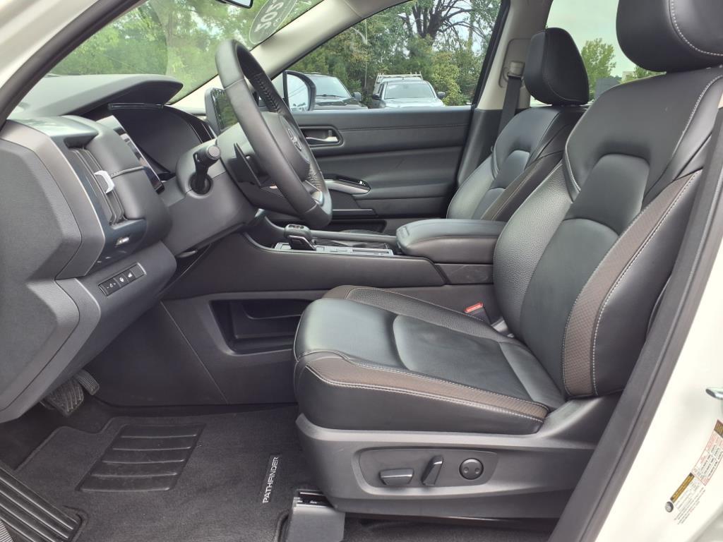 2023 Nissan Pathfinder SL photo 3