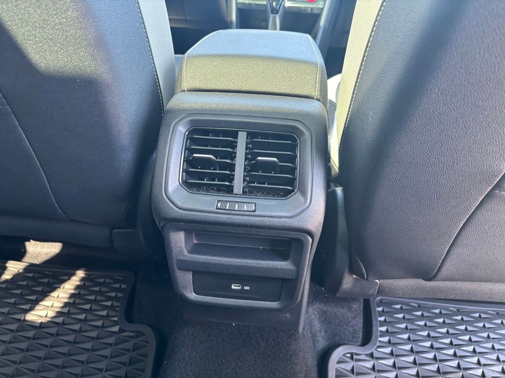 2025 Volkswagen Taos SE photo 16