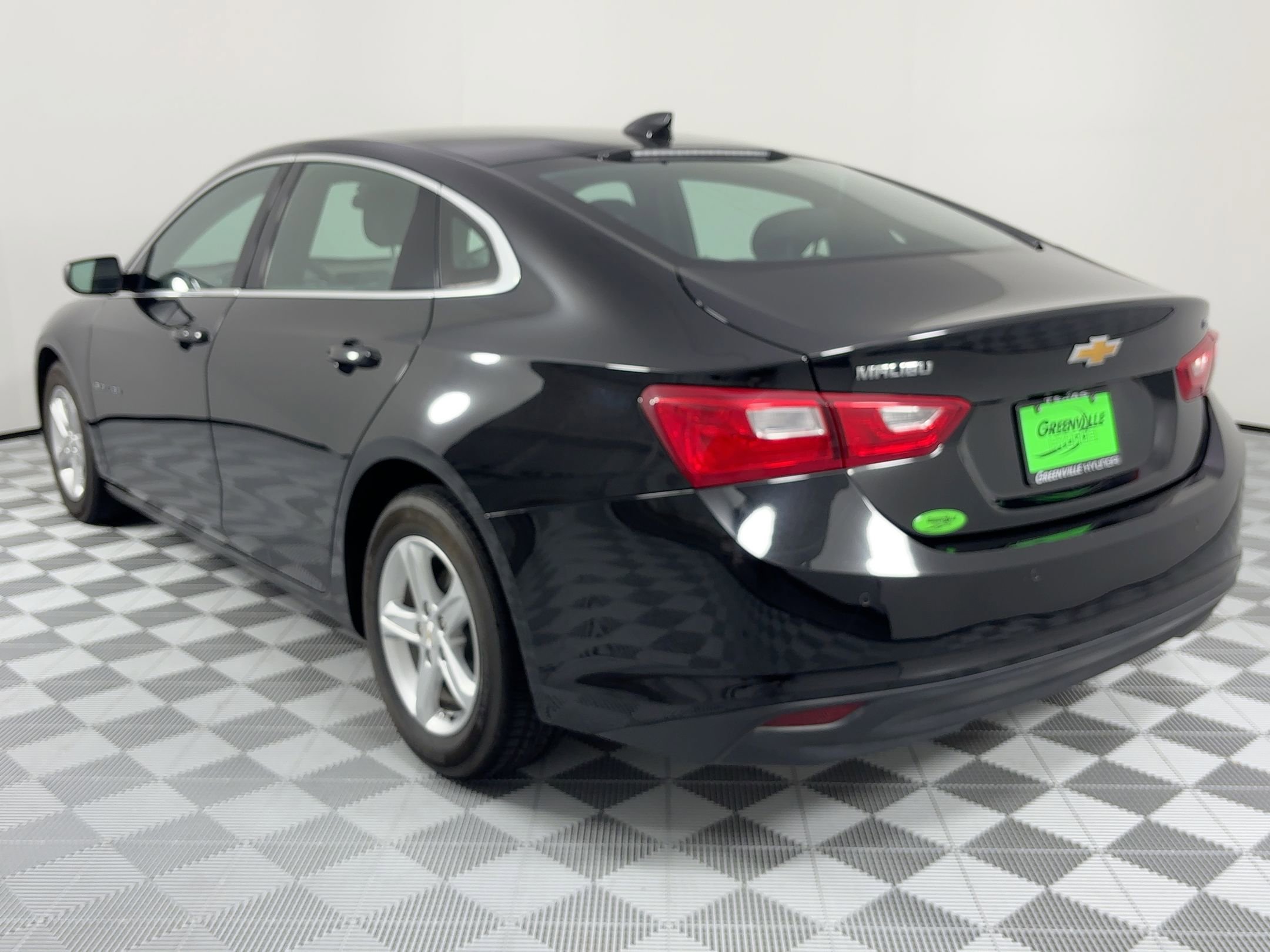 2024 Chevrolet Malibu 1LT photo 2