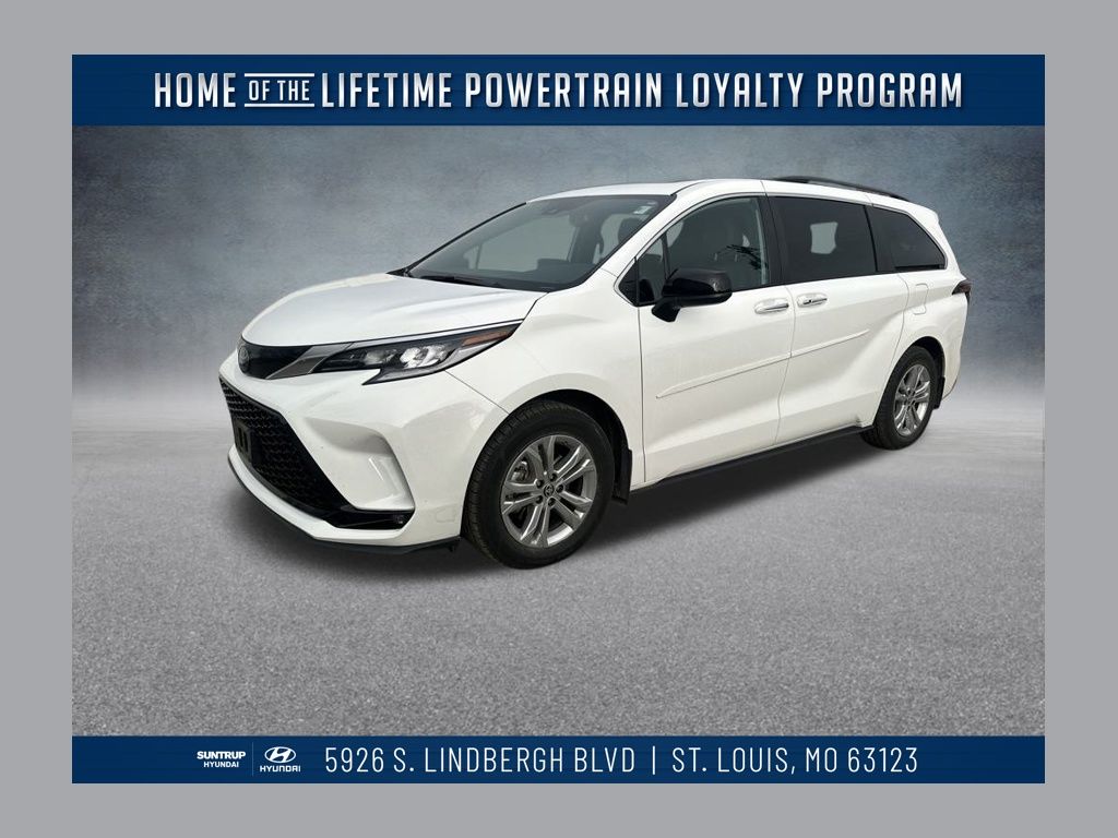 2022 Toyota Sienna XSE's photo