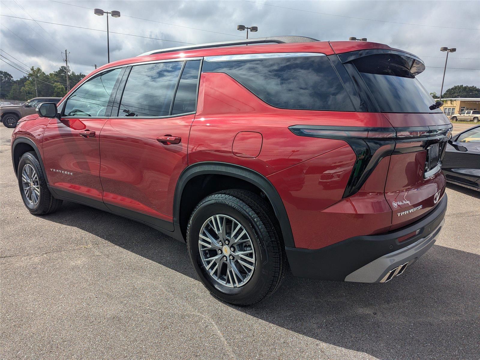 2025 Chevrolet Traverse photo 3