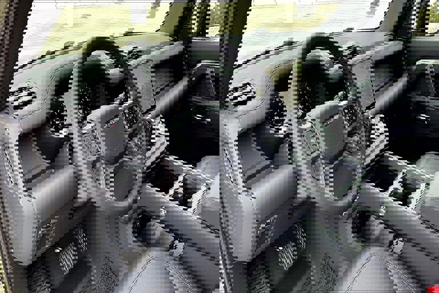 2025 Land Rover Defender 110 X-Dynamic SE photo 3
