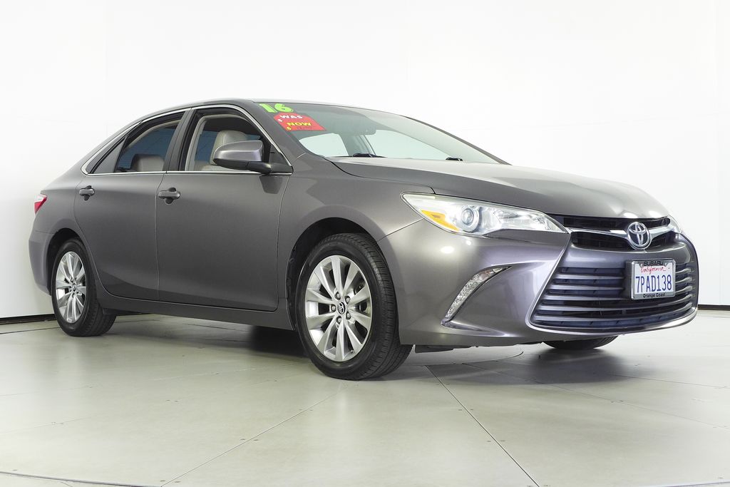 2016 Toyota Camry XLE photo 3