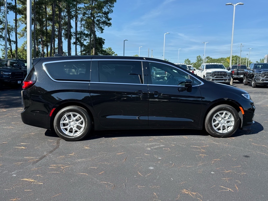 2025 Chrysler Pacifica photo 2
