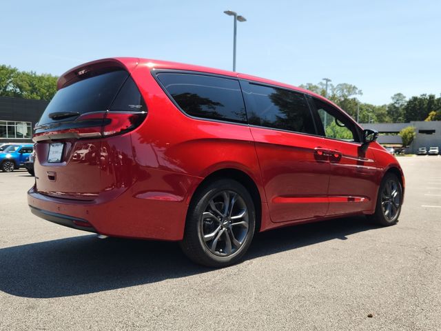 2026 Chrysler Pacifica photo 3