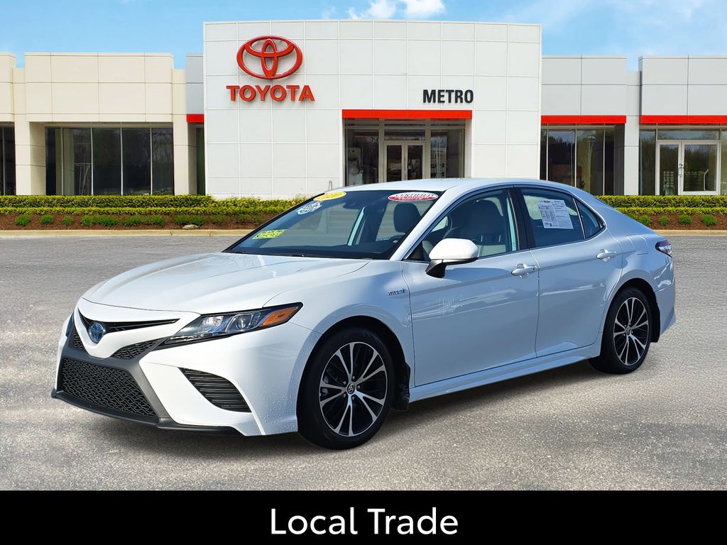 2020 Toyota Camry SE's photo