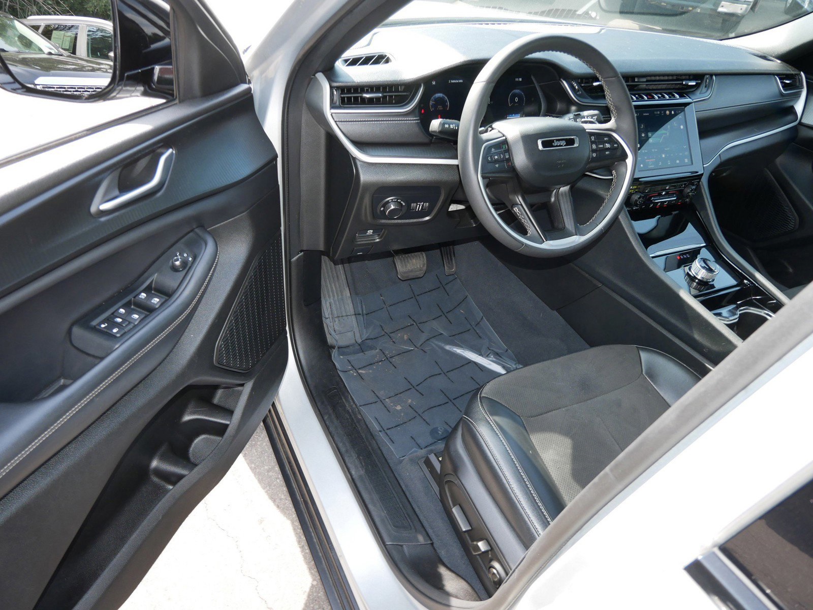 2023 Jeep Grand Cherokee Altitude photo 10