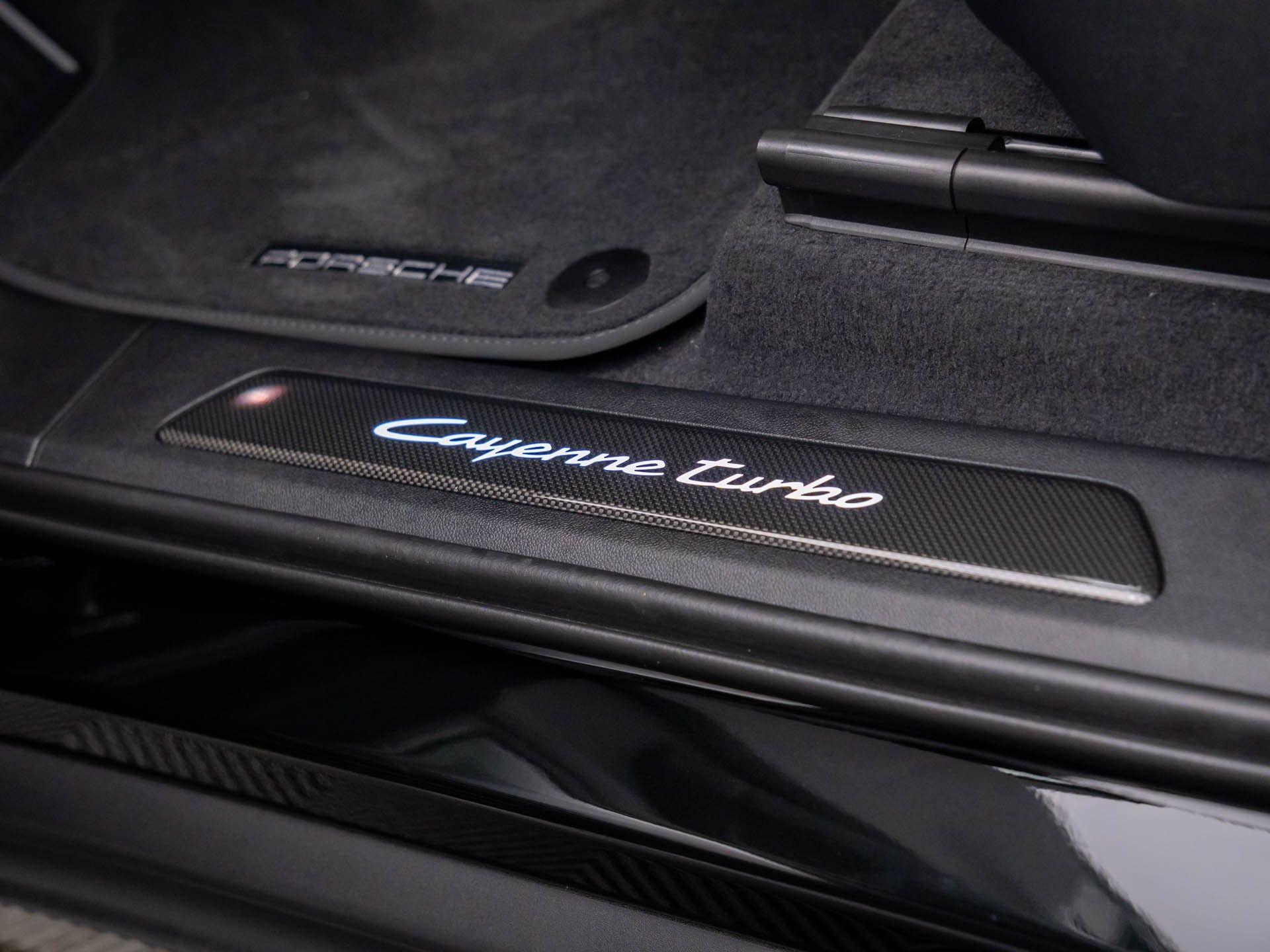 2025 Porsche Cayenne Turbo E-Hybrid Coupe photo 17