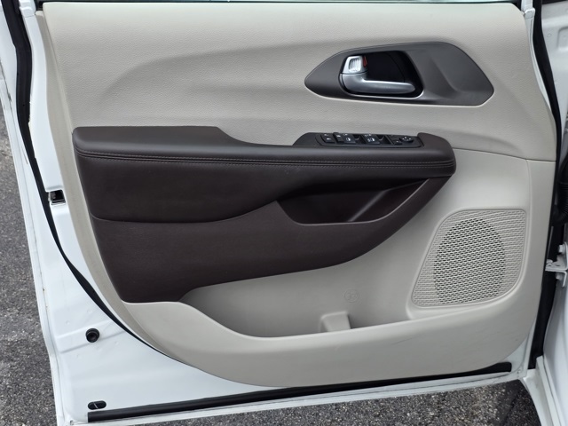 2018 Chrysler Pacifica Touring L photo 16