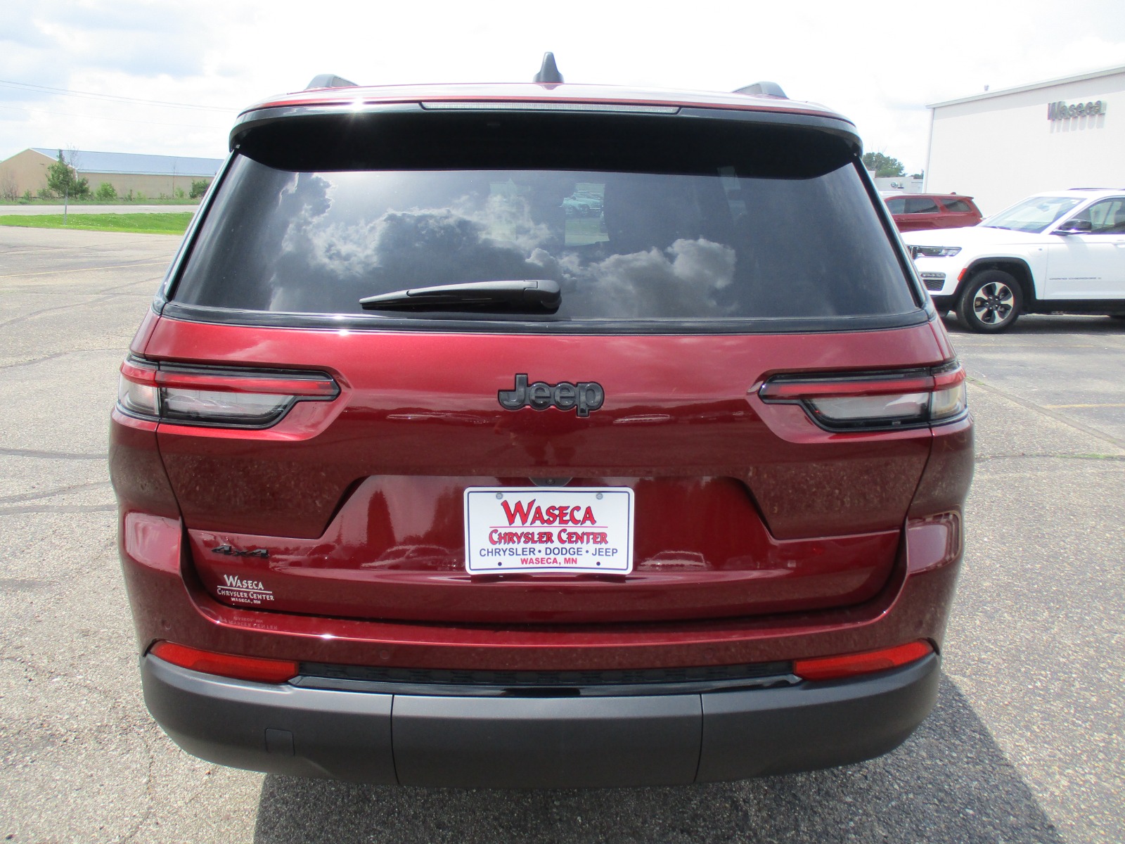 2025 Jeep Grand Cherokee Laredo Altitude X photo 3