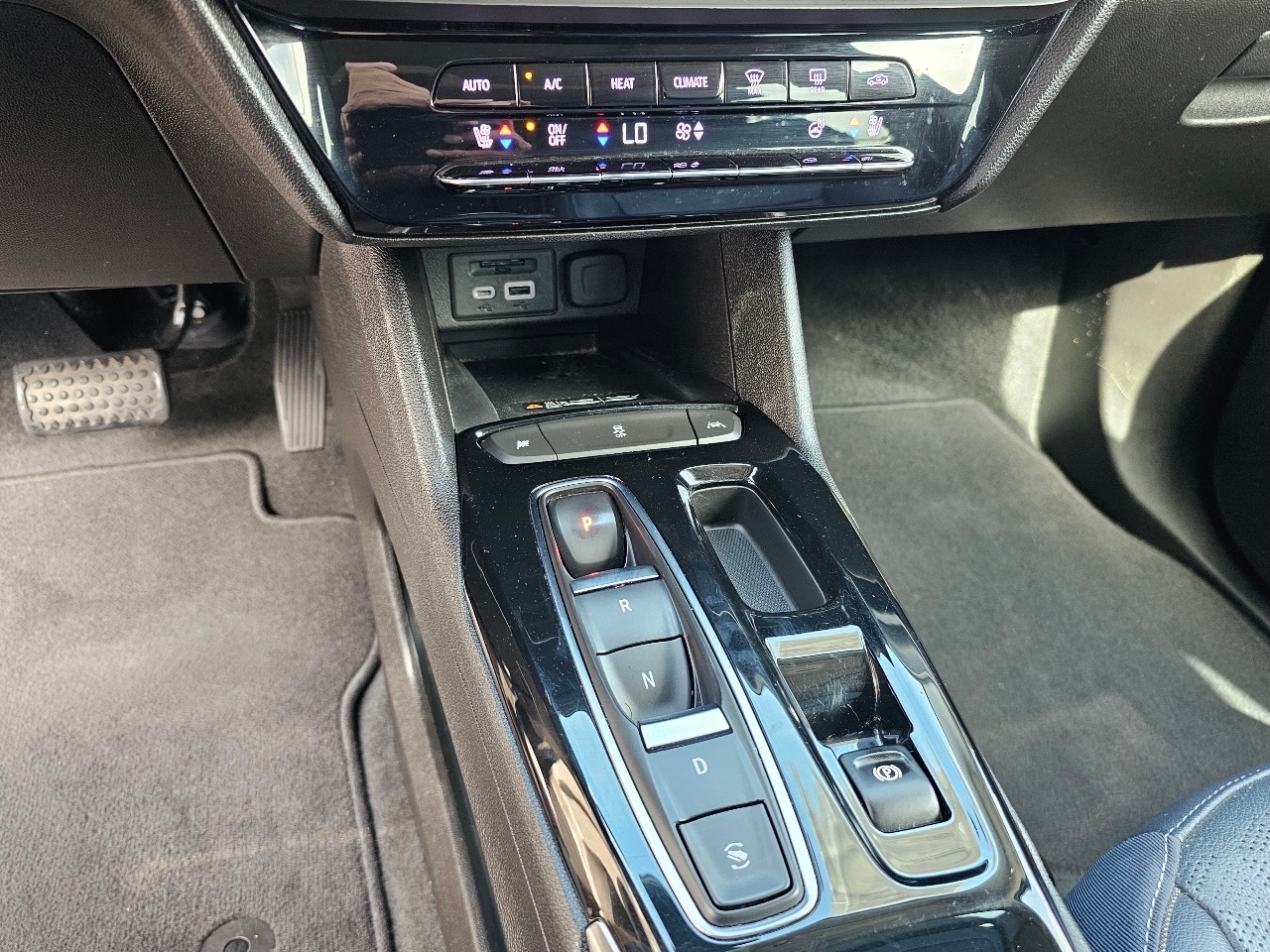 2022 Chevrolet Bolt EUV Premier photo 11