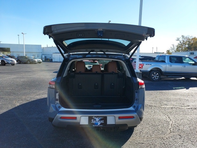 2025 Nissan Pathfinder Platinum photo 2