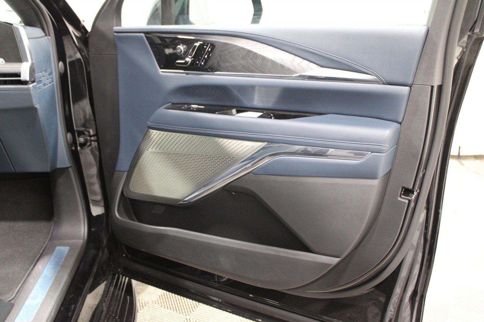 2025 Cadillac Escalade IQ Luxury photo 21