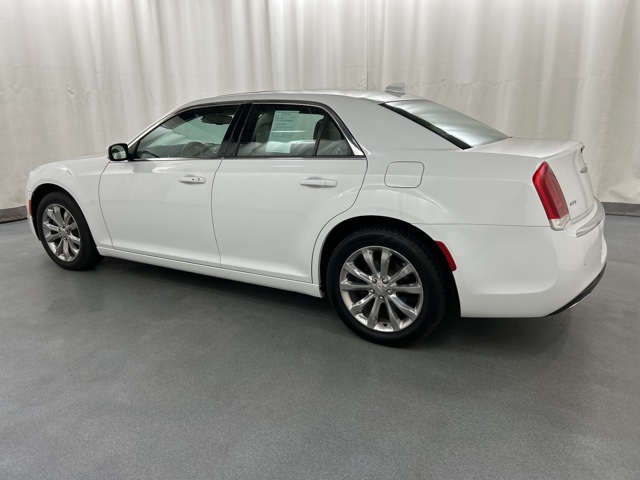 2018 Chrysler 300 Touring photo 3