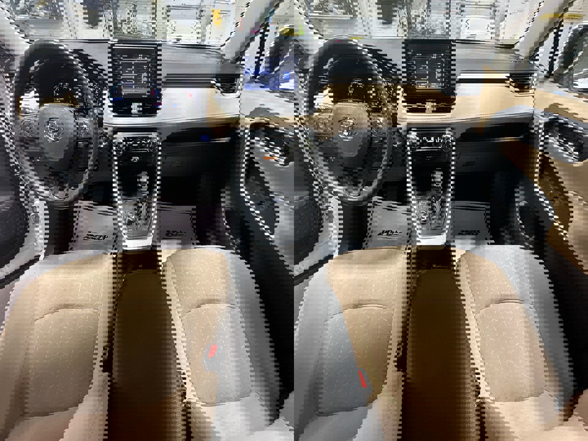 2022 Toyota RAV4 Hybrid XLE photo 17